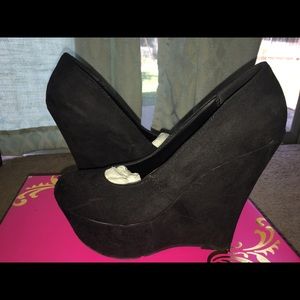 Black wedges
